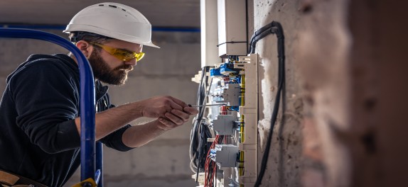 male-electrician-works-switchboard-with-electrical-connecting-cable (1)